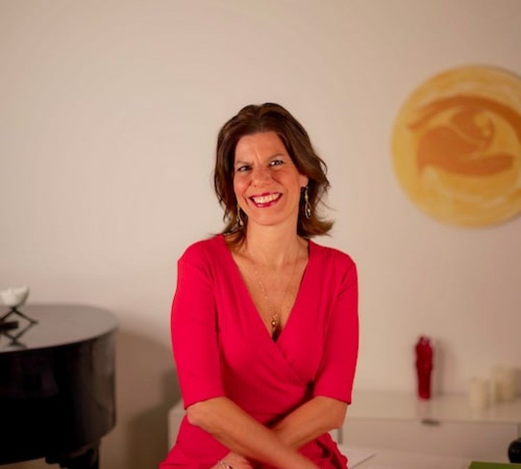 Bild von Patricia mit rotem Kleid