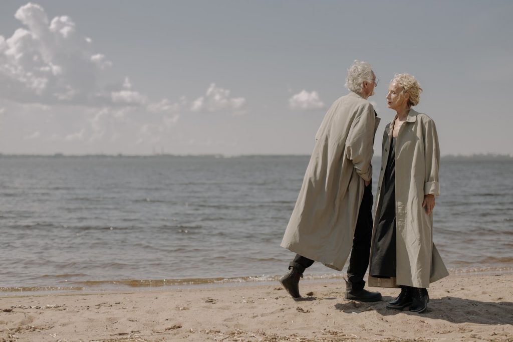 Älteres Paar am Strand