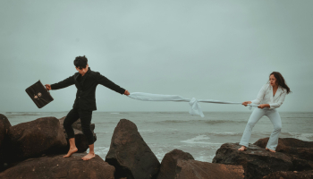 Unbewusste Schuldübernahme: Wie du fremde Lasten ablegst.